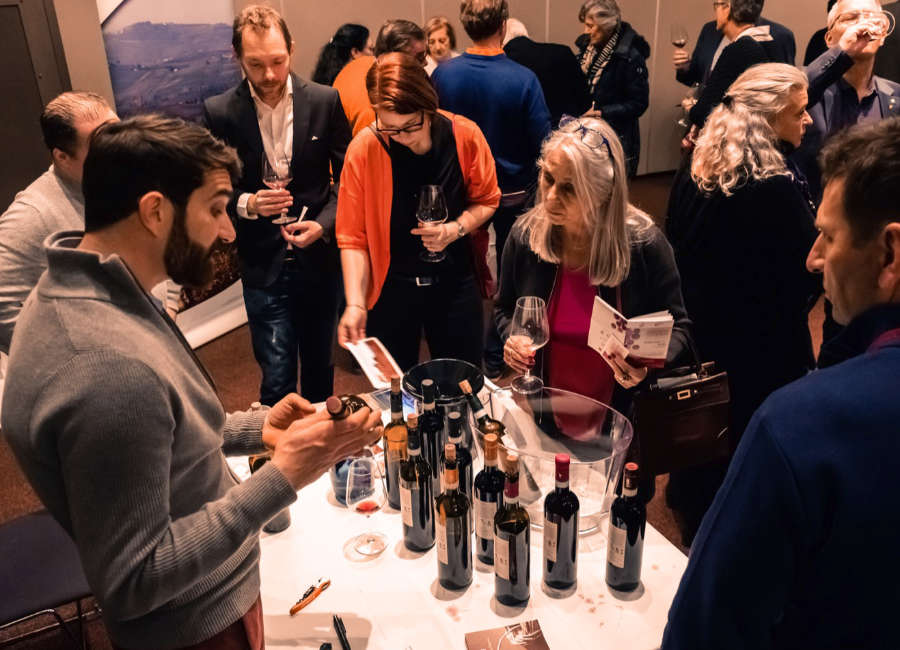 Incontro tra produttore di vino e appassionati di vini a un evento